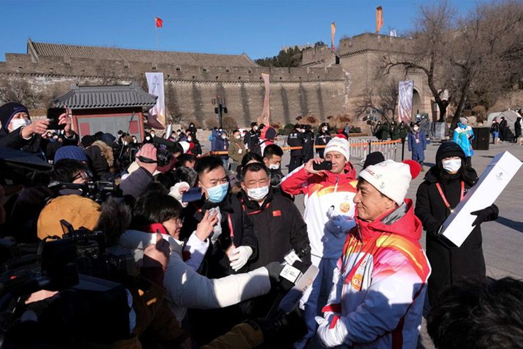 Jackie Chan dan Ratusan Artis Arak Obor Olimpiade Beijing di Atas Tembok China