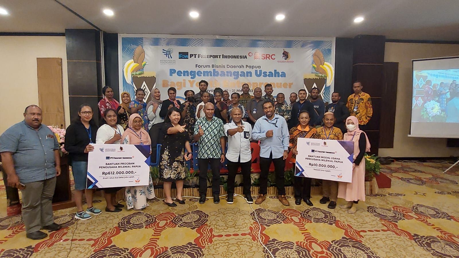 PT. Freeport Indonesiaa saat memberikan bantuan modal usaha kepada 30 pengusaha milenial Papua.