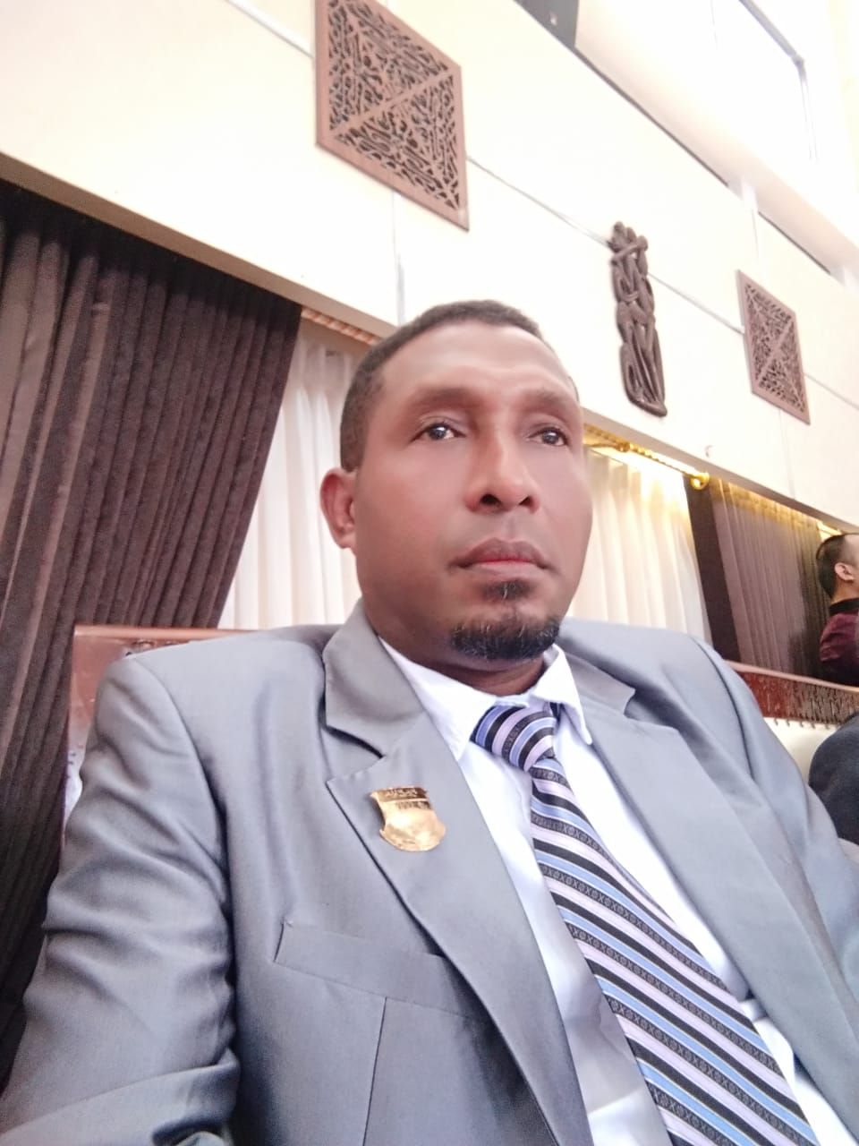 Anggota DPR Papua, Yohanis Ronsumbre, S.Sos, dalam sebuah giat usai dilantik pada April 2021 untuk Anggota DPR Papua Periode 2019 - 2024.