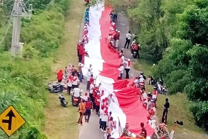 Pemkab Muaro Bungo Pecahkan Rekor MURI Arak Bendera Raksasa Sepanjang 2.500 Meter
