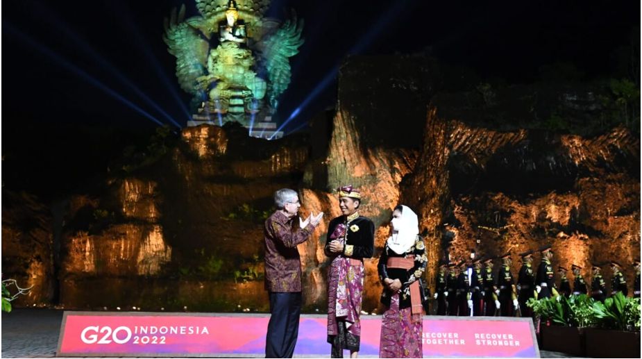 Presiden Joko Widodo beserta Ibu Iriana Joko Widodo menjamu santap malam para pemimpin negara-negara G20, organisasi internasional, dan undangan lainnya di Garuda Wisnu Kencana (GWK), Kabupaten Badung, Provinsi Bali, pada Selasa, 15 November 2022. Foto: BPMI Setpres