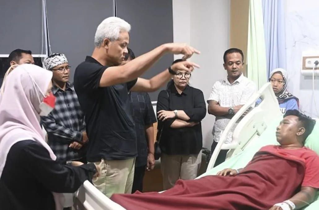 Ganjar Pranowo didampingi istri Siti Atikoh (kiri) menjenguk relawan korban penganiayaan oknum TNI yang dirawat di RSUD Pandan Arang Boyolali