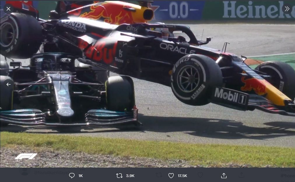 Tabrakan keras mengakibatkan bagian mobil Red Bull yang dikendarai Max Verstappen menimpa badan mobil Mercedes milik Lewis Hamilton saat balapan di GP Italia 