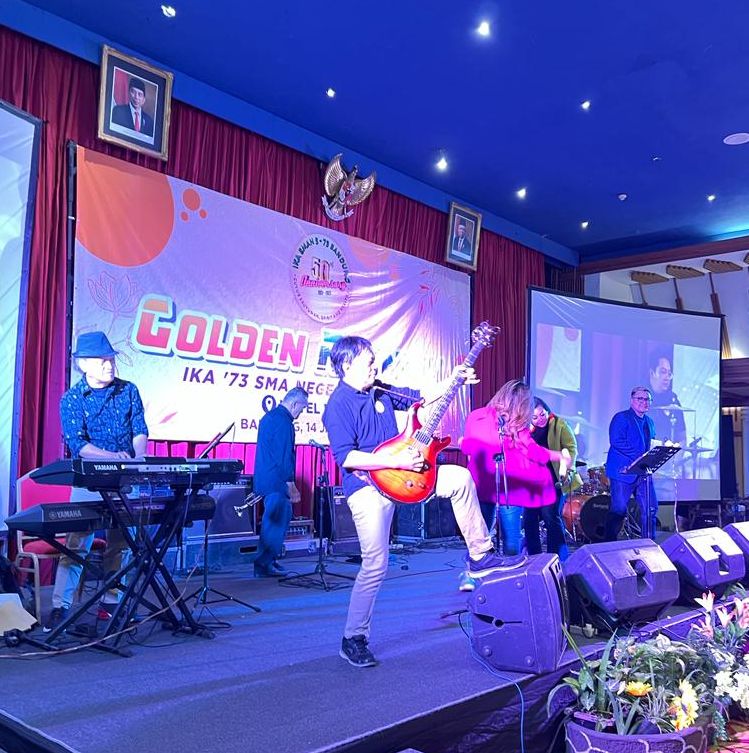 Band Skipper lagi menggoyang alumni SMAN 5  Bandung angkatan '73 dengan lagu Runtah./Danto Suganda