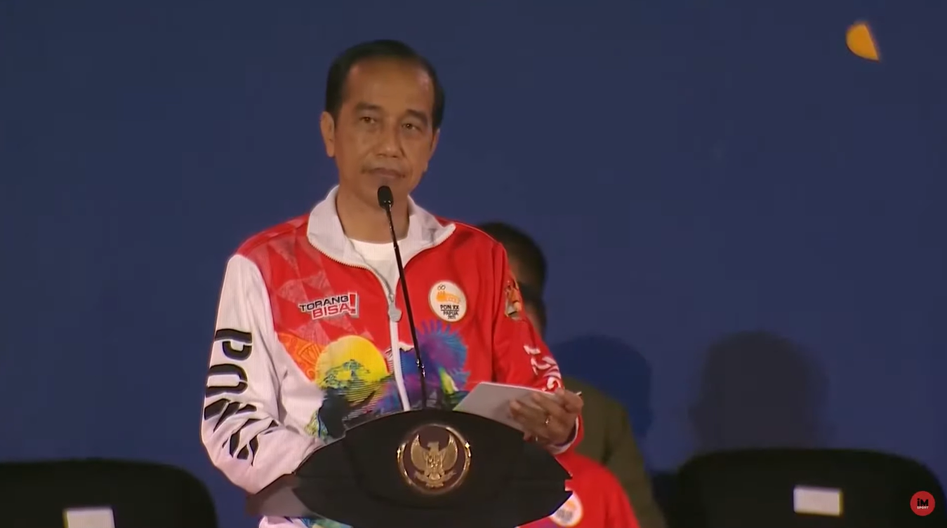 Presiden Jokowi Tunjukkan Aksi Main Bola di Upacara Pembukaan PON XX Papua 2021