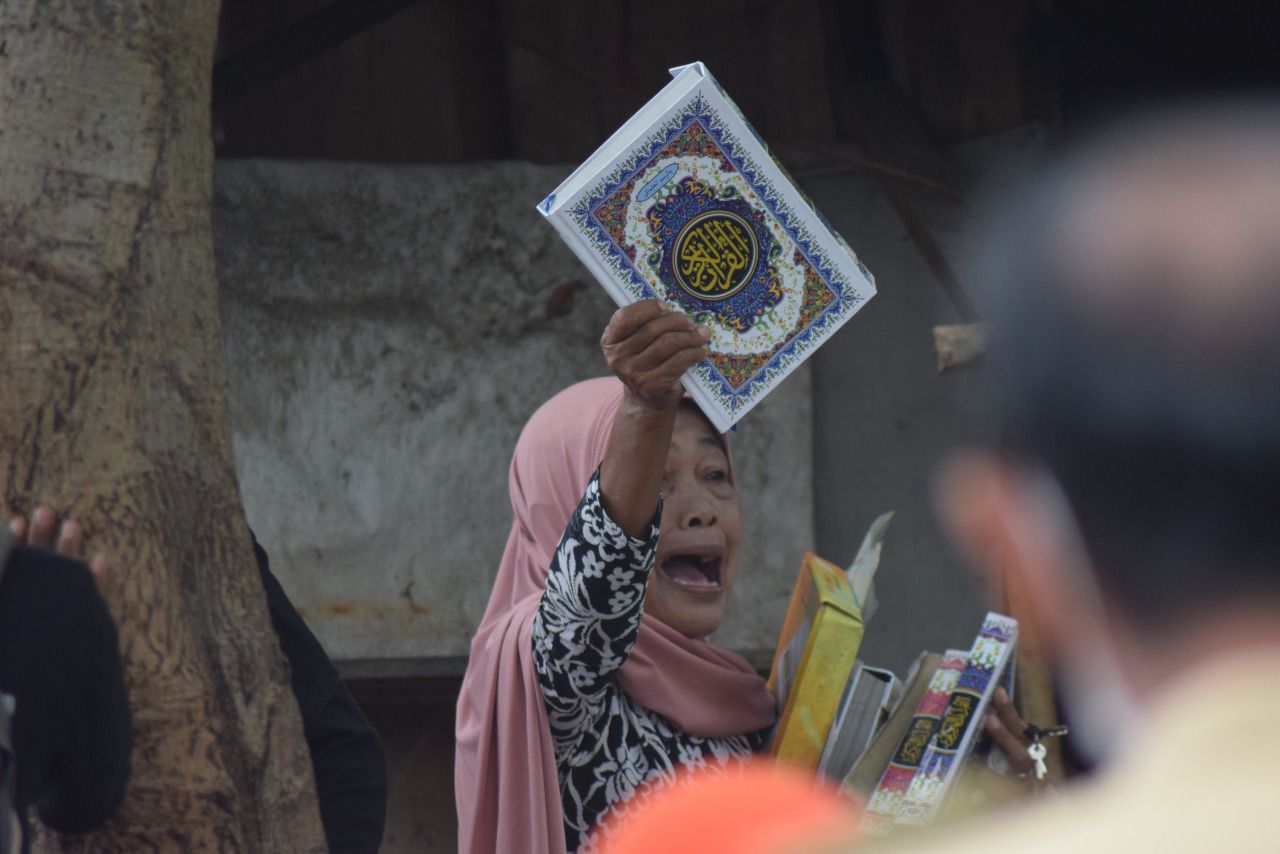 Perempuan korban penggusuran di Bulukumba ini angkat Al Quran: 'Saya di sini mengaji, tidak bermaksi